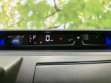 視認性の高いメーターデザイン。必要な情報を一目で確認できます。ドライバーの運転をサポートし、安全な走行を促します。