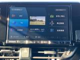 鮮明な画面で、目的地までのナビ情報を確認できます。エンターテイメント機能も充実しており、移動時間も快適に過ごせるでしょう。