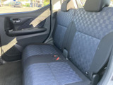 後部座席側のドアは、荷物の出し入れも楽々で、普段使いに便利です。シンプルなデザインで、飽きのこない空間を演出します。