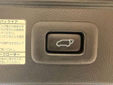 【パワーバックドア】ワンタッチでバックドアが開き、閉める場合もワンタッチで操作可能で便利性UPです☆運転席からも、スマートキーからの操作も可能です♪