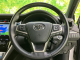 握りやすいステアリングは、運転操作をスムーズにします。操作性も高く、快適なドライビングをサポートします。上質な素材感も魅力です。