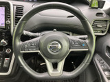 握りやすいステアリングホイール。操作系の配置も工夫されており、運転中の指先での操作が容易です。