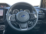 握りやすく操作しやすいステアリング。スイッチ類も手の届きやすい位置に配置され、運転中の操作がよりスムーズに行えます。