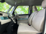 運転席側のドアには、便利な収納スペースも備わっています。小物を整理して、スマートなドライブをサポートします。