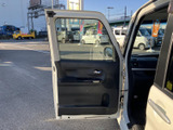 シンプルで洗練されたドアトリムが、空間に統一感をもたらします。使いやすさを考慮した設計で、快適なドライブをサポートします。