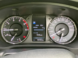 視認性の高いメーター類が、運転に必要な情報を的確に伝えます。速度や回転数などを一目で確認でき、安全運転をサポートします。落ち着いたデザインも魅力です。