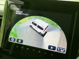 車両後方の映像をモニターに表示し、安全確認をサポート。狭い場所やバックでの運転を安心に変え、駐車の負担を軽減します。