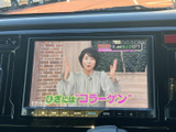 停車時にTV視聴が可能。お子様連れのご家族にも最適で、移動時間を楽しく演出できます。安全のため、走行中は視聴を控えてください。