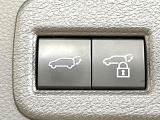 【ハンズフリーパワーバックドア】リアバンパー下部に足先を出し入れするだけでバックドアが自動で開閉♪両手が荷物でふさがっている時でもラクラク開閉操作が行えます!