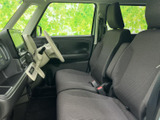 運転席周りは収納スペースが多く、小物を整理しやすい設計です。快適なドライブをサポートします。