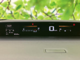 視認性の高いメーターデザインで、運転状況を一目で把握できます。デジタル表示で、必要な情報を的確に伝えます。