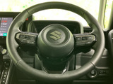 握りやすいグリップで、長距離運転でも疲れにくい設計。操作系のスイッチ類も配置され、運転中の操作をスムーズに行えます。