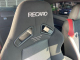 【RECARO製バケットシート】人間工学に基づいた面圧分布によって腰への負担や長時間運転時の疲労発生を軽減☆一目でレカロとわかるスポーティなルックスが特徴です。