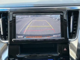 駐車や後退時の安全をサポートするバックモニター。映像を確認しながら、スムーズな操作をアシストします。