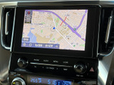 鮮明な地図表示で、視認性が高く、運転中の確認も容易です。最新の交通情報も反映され、スムーズなルート選択を支援します。
