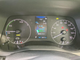 速度や燃料残量など、運転に必要な情報を一目で確認できます。シンプルで見やすい表示で、安全な運転をサポートします。視認性の高いデザインが特徴です。