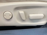 【パワーシート】電動でシートポジションの変更が可能です。手動式より細かくシート設定が可能ですのでより快適な姿勢でドライブを楽しんで頂けるでしょう。