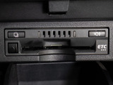 コンソール内一体型のビルトインETC装備!見た目の部分も良いですが、ETCカードの盗難防止になる設置箇所です!料金所の渋滞回避!時間帯・日によって料金の軽減を受けられます!ストレス知らずのドライブ!