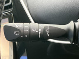 雨天時でもクリアな視界を保つワイパーレバー。操作も簡単で、雨量に合わせて自動調整も可能です。快適なドライビング環境をサポートします。