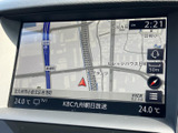 鮮明な地図表示で、安全運転をサポートします。現在地情報や周辺施設情報も確認でき、お出かけの計画も立てやすくなっています。