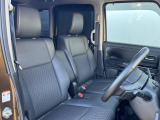 運転席シート廻りは使用感も少なく、良好な状態となっています。丁寧に使われていたことがよくわかりますね。