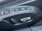 【運転席パワーシート】リクライニングからシートリフターまで、スイッチ一つで簡単にシートの微調整が可能!自分に最適なシートポジションにセットして、快適なドライブをお楽しみください。