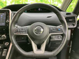 握りやすく操作しやすいステアリング。快適なドライビングポジションを実現し、長距離運転でも疲れにくい設計です。
