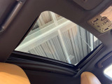 【サンルーフ】開放感たっぷりの希少装備、サンルーフが装着されています!車内に明かりを取り入れたり景色を楽しむ以外にも、車内の空気も簡単に換気できて快適です!