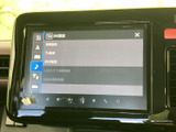 多彩な表示機能で、様々な情報を確認できます。ナビゲーションやオーディオ操作など、視認性の高い画面で快適に操作できます。