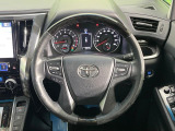 【ウッドコンビステアリング】高級感ある木目調パーツを採用した手に良く馴染むコンビハンドル。運転席廻りの雰囲気も一気に豪華になります!