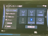 お好みの音楽をクリアなサウンドで楽しめます。Bluetooth接続やUSB再生など、多様なメディアに対応しています。