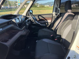 運転席周りの広々とした空間が、運転操作をサポート。視界も良好で、安全で快適なドライブを実現します。