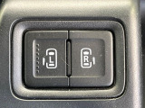 【両側パワースライドドア】スマートキーや運転席のスイッチで後席両側スライドドアの開閉が可能♪電動だから力を入れてドアを開ける必要が無く、小さなお子様でも簡単に開け閉めでき快適です♪