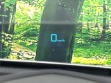 【ヘッドアップディスプレイ】現在の速度や走行情報をデジタル表示で運転席前方のガラスに投影!運転中、目線をずらさず必要な情報を確認できるのでとっても便利で安心!