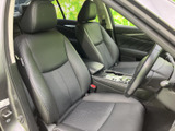 ゆったりとした空間で、快適なドライブをお楽しみいただけます。肘掛けや収納スペースも充実しており、利便性も高められています。