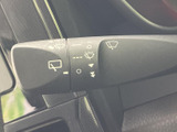 雨天時でも視界をクリアに保ち、安全運転をサポート。ワイパーの作動範囲も細かく調整でき、状況に合わせて最適な運転を演出します。