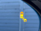 【ブラインドスポットインフォメーション】走行中、ドアミラーの死角になりやすい箇所に後続車が接近するとサイドミラー付近に警告を表示、ドライバーに注意喚起をしてくれます。