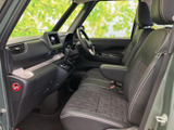 操作しやすいスイッチ類が、スムーズな運転をサポートします。洗練されたデザインと使いやすさを両立しています。