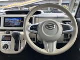 しっかりとした握り心地で、運転操作をサポートします。洗練されたデザインと使いやすさを両立し、長距離ドライブでも疲れにくい設計です。