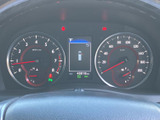 スタイリッシュなデザインとわかりやすい表示で、車の状態を常に把握できます。運転に必要な情報を一目で確認できます。