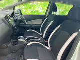 運転席からの視界も良好で、運転しやすい設計です。細部までこだわった空間で、快適なドライブをお楽しみください。