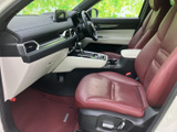 洗練されたデザインのドアトリムが、車内の雰囲気を高めます。上質な素材使いが、心地よい空間を演出します。