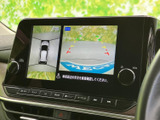 駐車や後退時の安全をサポートするバックモニター。後方視界を広げ、安全確認を容易にします。