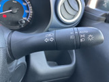 操作感にこだわったウインカーレバーで、安全な車線変更をサポート。視認性の高いインジケーターで、周囲への注意喚起を促します。