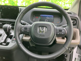 握りやすいステアリングは、長距離運転でも疲れを軽減。操作性にも優れ、快適なドライビングをサポートします。ハンドルの質感も上質です。