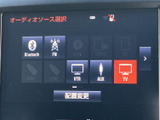 多彩なオーディオソースに対応し、音楽や映像を楽しめます。移動時間をより豊かなひとときに演出します。