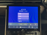 大型の高画質ディスプレイを搭載したナビゲーションシステム。スムーズな操作性と情報表示で、快適なカーナビゲーションをサポートします。