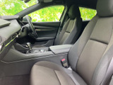 運転席周りの視認性が高く、操作もしやすい設計。安全で快適なドライブをサポートする、使いやすさが魅力です。