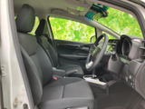 広々とした空間で、ゆったりとした運転を楽しめます。視界も良好で、運転しやすい設計となっています。快適な空間設計です。