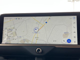ナビゲーション画面を表示し、スムーズなドライブをサポート。目的地設定も簡単に行え、安心の運転を後押しします。